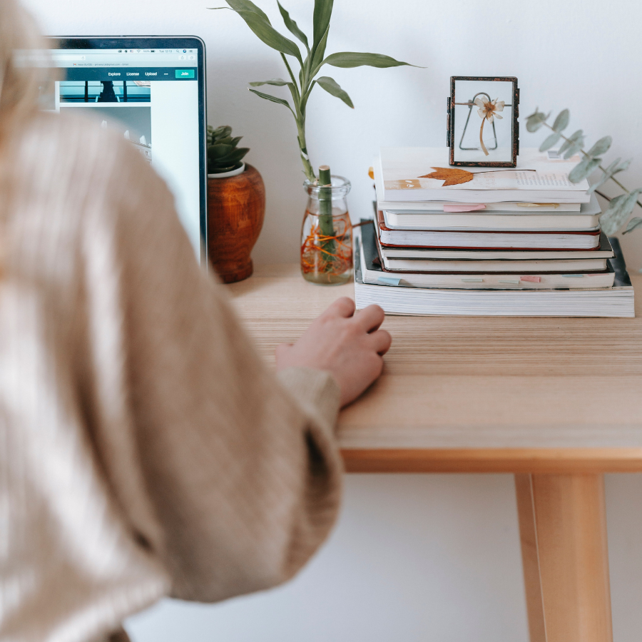 Femme en séance avec un coach minceur en ligne, travaillant depuis son bureau à domicile devant un ordinateur portable