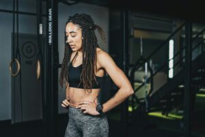 Femme après une séance de sport illustrant les habitudes pour perdre du poids durablement