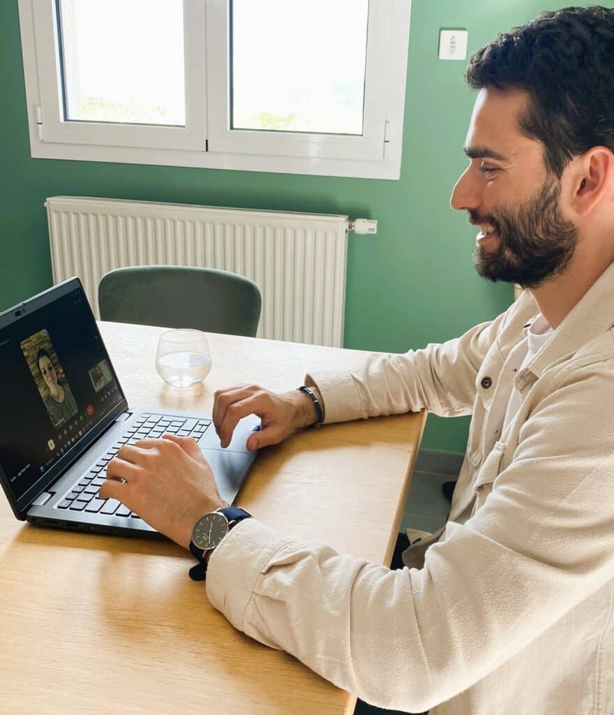 Coach minceur en ligne en visioconférence avec une cliente, dans un environnement professionnel et chaleureux