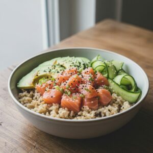 Poke bowl au saumon frais, riz complet et avocat, repas équilibré et frais pour le télétravail.